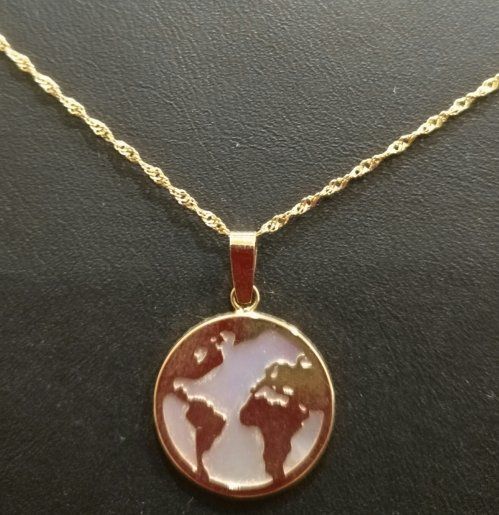 Cadena oro con colgante mundo oro y nacar, perfecto para todas las ocasiones