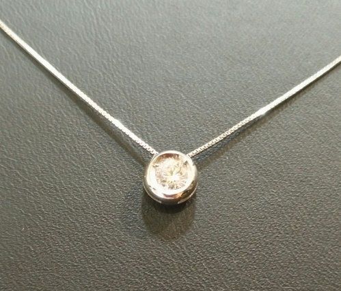 Elegante y discreto colgante chatón oro blanco con diamante y cadena oro blanco