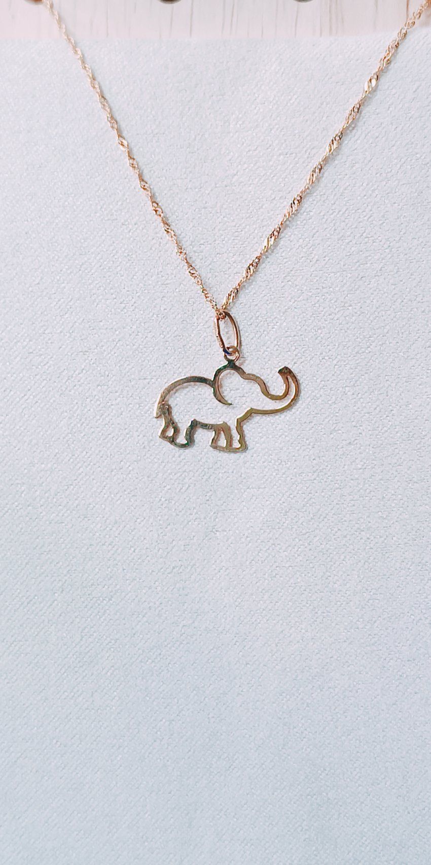 Colgante elefante silueta oro amarillo