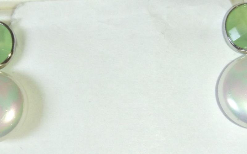 Pendientes de pedrería blanca y verde