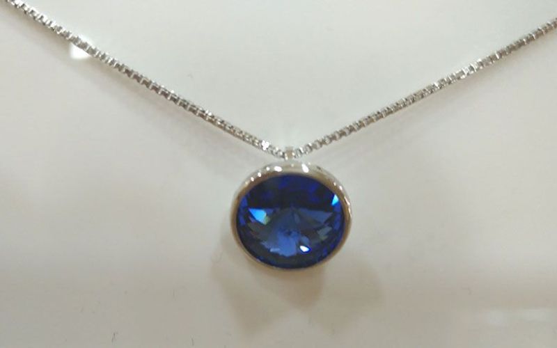Colgante de piedra azul y cadena plateada