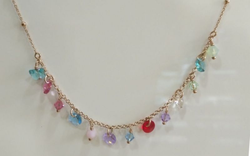 Gargantilla con múltiples piedras de colores