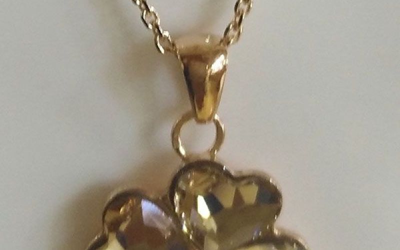 Colgante de cristal en forma de trébol